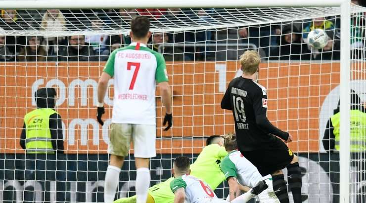 VÀO! Julian Brandt (Dortmund) nhận bóng ở một vị trí ngay trước mặt khung thành, và chắc chắn là anh sẽ không thể bỏ lỡ những cơ hội như thế này. Cú sút của cầu thủ này đi sượt mé trong cột dọc bên phải vào lưới. Tỉ số là 2:1.