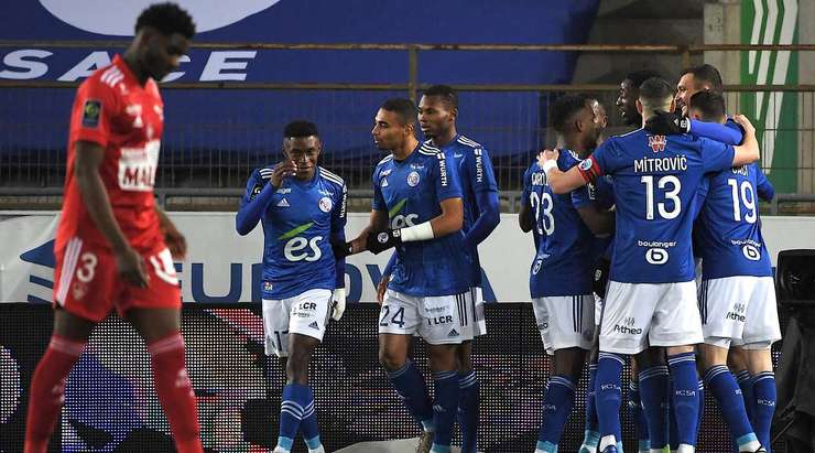 Vào! Adrien Thomasson (Strasbourg) sút bóng bật ra vào góc trái phía trên sau khi bóng đến chỗ anh ấy trong vòng cấm. Tỉ số là 1:0.
