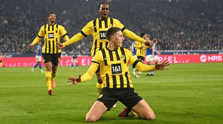 Vào! Raphael Guerreiro dọn cỗ cho Nico Schlotterbeck (Dortmund) tại rìa vòng cấm người sút bóng vào góc phải phía dưới. 0:1.
