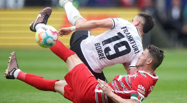 Ermedin Demirovic (Augsburg) nhận thẻ vàng sau khi pha phạm lỗi của anh không qua được mắt trọng tài.