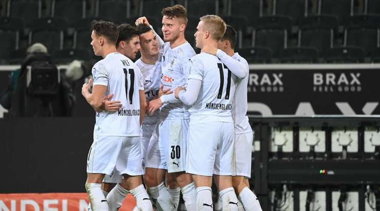 Nico Elvedi (B. Monchengladbach) bật cao hơn hàng phòng ngự đối phương tại trung tâm vòng cấm và đón quả đá phạt từ Laszlo Benes. Anh ấy đưa bóng vào góc thấp bên phải với một cú đánh đầu dũng mãnh và thay đổi tỉ số thành 1:0.