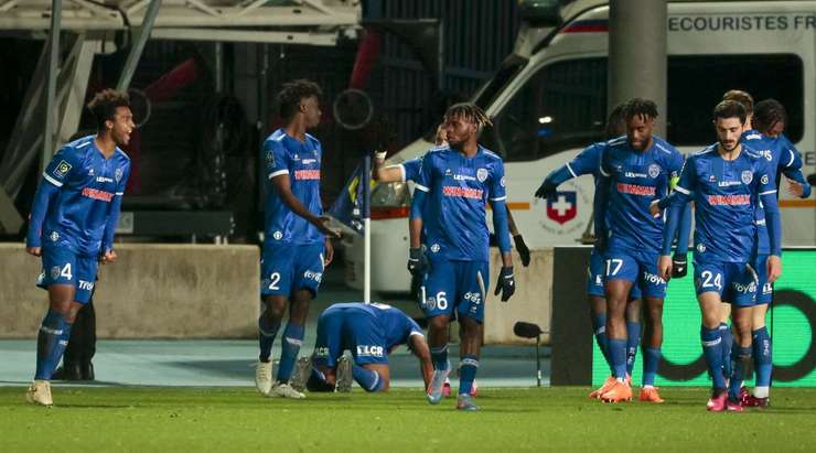 Vào! Từ ngoài vòng cấm địa, Yasser Larouci (Troyes) kiểm soát gọn gàng một đường chuyền chính xác từ Xavier Chavalerin. Anh quan sát nhanh và tung một cú sút không thể cản phá đi thẳng vào góc thấp bên phải khung thành. Tỉ số là 1:0.