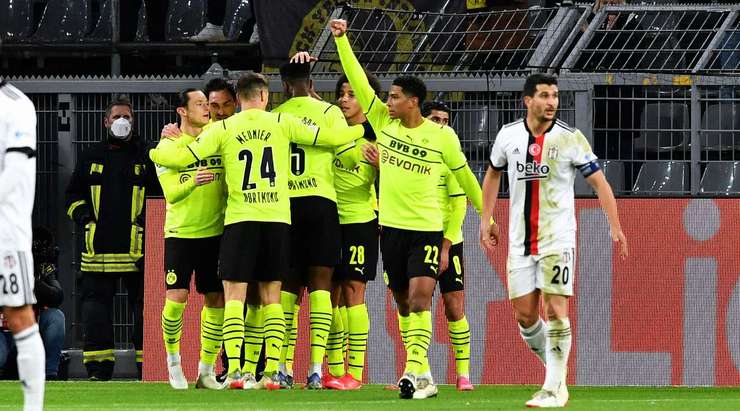 GOAL! Donyell Malen (Dortmund) đón đường chuyền từ Jude Bellingham trong một đợt phản công nhanh và dứt điểm hiểm hóc từ cự ly gần. Tỉ số là 1:0.