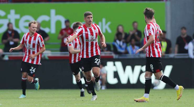 Vào! Quả phạt góc trước đó được treo vào vòng cấm và Vitaly Janelt (Brentford) sút bóng vào lưới sau pha kiến tạo bằng đầu của Keane Lewis-Potter. 1:1.