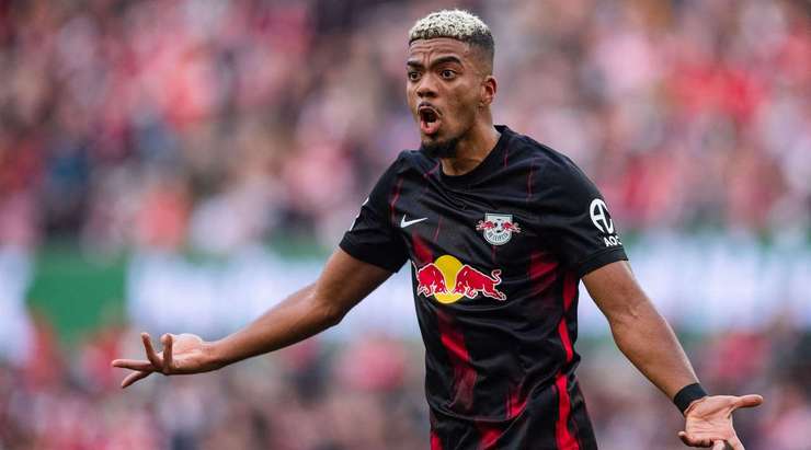 Một chiếc thẻ vàng cho pha tắc bóng của Benjamin Henrichs (RB Leipzig). Trọng tài Martin Petersen đã đưa ra quyết định một cách rất quả quyết.