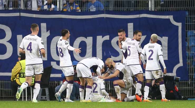 Vào! Bằng một đường chuyền vượt qua cả tầm với của thủ môn, Cristiano Biraghi dọn cỗ cho Nicolas Gonzalez (Fiorentina) ghi một bàn thắng không thể dễ dàng hơn, và cầu thủ này không phạm một sai lầm nào với cú đánh đầu từ cự ly gần vào góc trái khung thành trống. Tỉ số là 1:2.