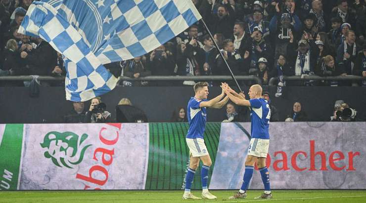 Vào - 1:1! Michael Frey chuyền bóng đến Marius Bulter (Schalke) và cầu thủ này có một cú sút từ cự ly gần vào lưới, trong sự bất lực của thủ môn.