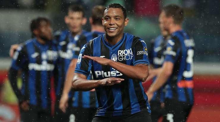 Luis Muriel (Atalanta) nhận đường chuyền từ đồng đội và anh không hề do dự tung một cú sút chìm không thể cản phá vào góc thấp bên phải khung thành.