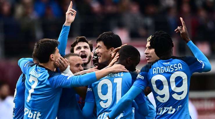Vào! Tanguy Ndombele (Napoli) có đủ khoảng trống trong vòng cấm để đón một đường chuyền từ Khvicha Kvaratskhelia và dứt điểm chìm gọn gàng vào ngay giữa mành lưới. 0:4.