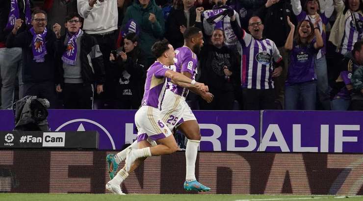 Vào! Cyle Larin (Valladolid) giành chiến thắng trên chấm phạt đền bằng một cú sút không thể cản phá, vượt qua tầm với của thủ môn Marc-Andre ter Stegen vào góc thấp bên phải.