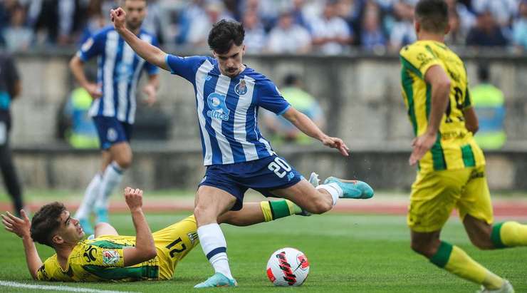 Vitinha (FC Porto) nhận một đường chuyền thú vị bên trong vòng cấm và anh tung một cú sút chìm chuẩn xác vào góc thấp bên phải khung thành. Một pha dứt điểm rất hiểm!