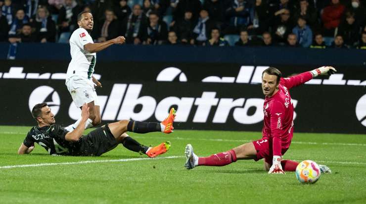Vào! Marcus Thuram tung một đường chuyền tuyệt vời đến vị trí của Alassane Plea (B. Monchengladbach) trong vòng cấm, và cầu thủ này tận dụng rất tốt cơ hội để dứt điểm gọn gàng vào góc thấp bên phải. 2:1.