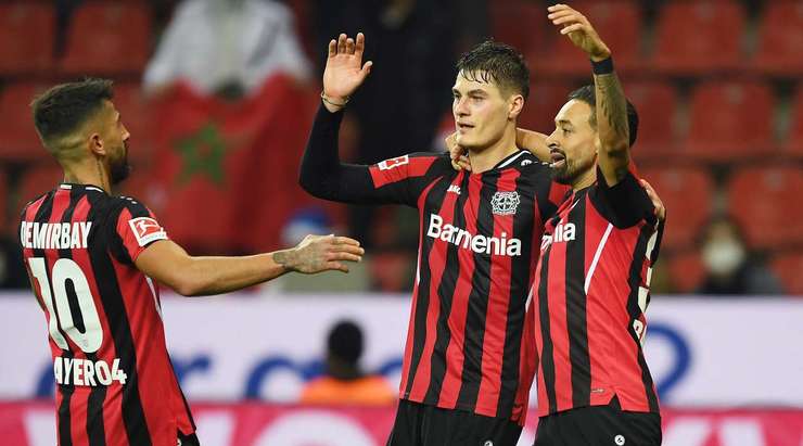 Nó đã đi vào lưới! Moussa Diaby là người cung cấp khi anh ấy chuyền bóng đến Patrik Schick (Bayer Leverkusen) người dễ dàng đánh đầu lái bóng từ cự li gần. Tỉ số à 1:0.