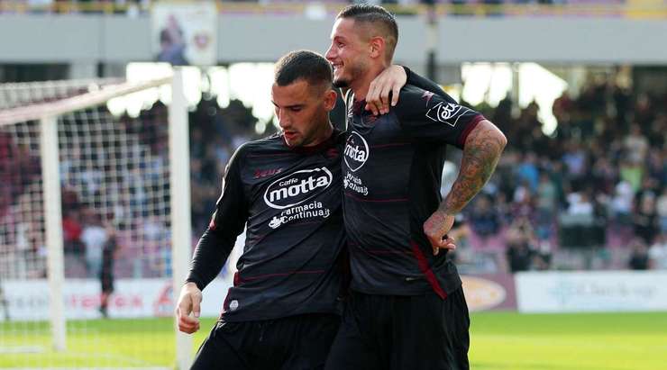 Pasquale Mazzocchi (Salernitana) đột phá qua hàng phòng ngự đối phương và ghi một bàn thắng xuất sắc từ ngoài vòng cấm: cú sút của anh đi đúng vào mép trong cột dọc bên phải!