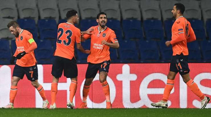Bóng đã làm tung lưới! Edin Visca đưa bóng vào từ quả phạt góc, Irfan Kahveci (Basaksehir) tìm được khoảng trống cho mình tại rìa vòng cấm để tung một cú sút không thể ngăn chặn. Pha dứt điểm của anh ấy đi vào sát mép trong cột dọc bên trái và vượt quá tầm với của thủ môn. Tỉ số là 1:2.