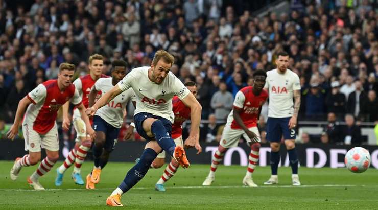 Vào! Harry Kane (Tottenham) giành chiến thắng trên chấm phạt đền bằng một cú sút không thể cản phá, vượt qua tầm với của thủ môn Aaron Ramsdale vào góc thấp bên phải.