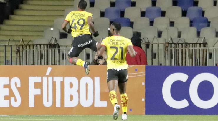Vào! Romulo Otero (Aucas) len lỏi qua các cầu thủ đối phương trước khi tung một cú sút tuyệt diệu từ rìa vòng cấm vào phía trong cột dọc bên phải. Thủ môn Nicola Alison Perez Barone đã không có cơ hội nào để chạm vào quả bóng. Tỉ số là 0:1.