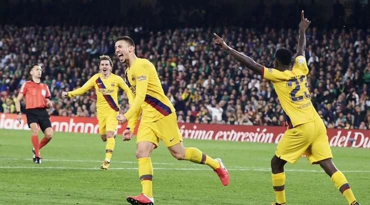 Một quả đá phạt được thực hiện hoàn hảo! Lionel Messi treo bóng vào, Clement Lenglet (Barcelona) bật cao nhất gần chấm phạt đền và tung một cú đánh đầu tuyệt vời đi vào phía trong cột dọc bên trái. Tỉ số là 2:3.