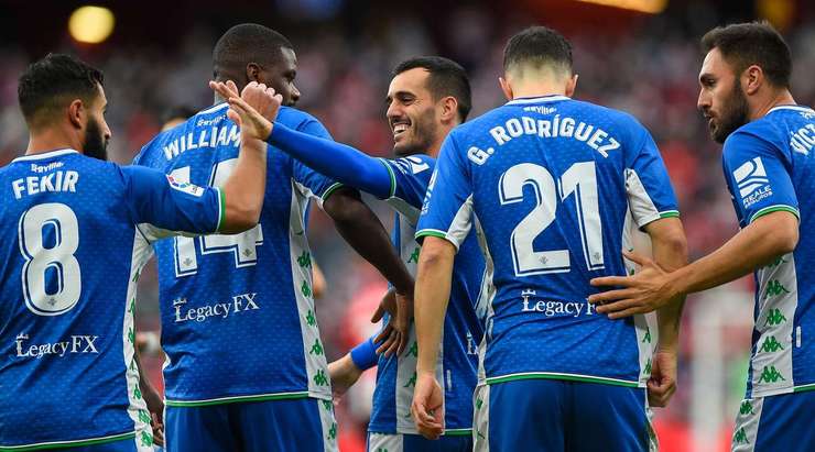 Vào 1:1! Juanmi (Betis) đệm bóng thành bàn từ cự li gần sau khi bóng bật ra tới hướng di chuyển của anh ấy.