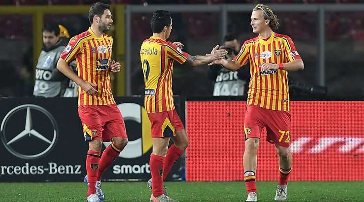 Vào! Gianluca Lapadula (Lecce) tinh quái dừng lại một nhịp trước khi sút, chờ cho thủ môn Salvatore Sirigu đổ người trước khi bình tĩnh đưa bóng vào góc trái khung thành.