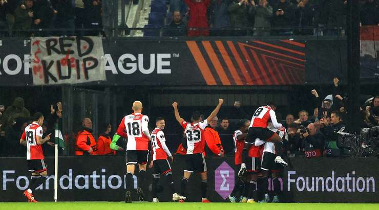 Vào! Santiago Tomas Gimenez (Feyenoord) cướp được bóng sau sai lầm tồi tệ của thủ môn Ivan Provedel và bàn thắng đã được ghi. Tỉ số là 1:0.