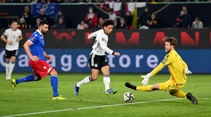 Vào! Leon Goretzka thể hiện nhãn quan tuyệt vời của mình với đường chuyền sắc sảo cho Leroy Sane (Đức), người đã rất bình tĩnh sút bóng vào góc phải phía dưới. Tỉ số là 3:0.