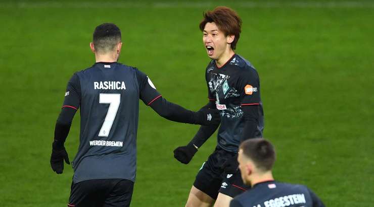 Một tuyệt phẩm! Yuya Osako (Werder Bremen) đón quả tạt tại rìa vòng cấm và dứt điểm lạnh lùng với một cú sút chìm vào góc trái phía dưới.