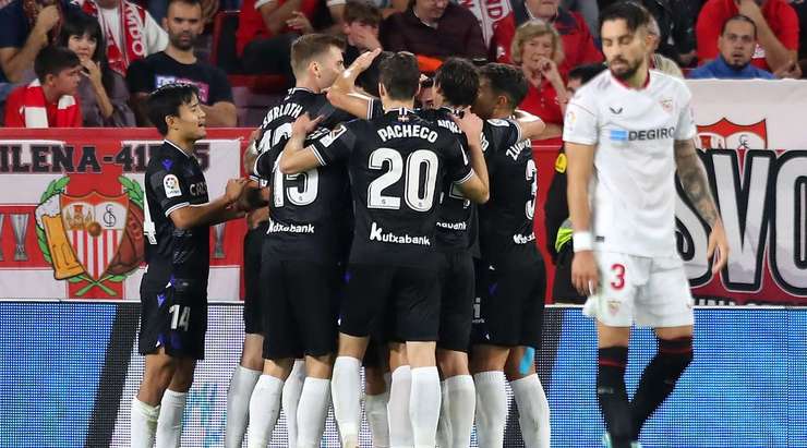 VÀO! Một pha kiến tạo xuất sắc của Mikel Merino, người đóng vai trò then chốt trong việc tổ chức tấn công. Anh ấy dọn cỗ cho Brais Mendez (Real Sociedad), người đánh bại Bono với một cú sút tuyệt vời vào góc trái phía dưới. 0:2.