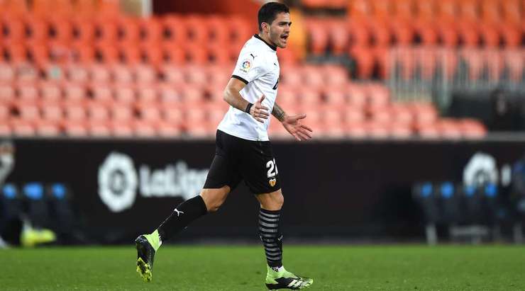 Vào! Jose Gaya thực hiện một đường lob bóng gọn gàng vào vòng cấm cho Maximiliano Gomez (Valencia), người đã chiến thắng trong pha không chiến với hậu vệ đối phương trước khi đánh đầu từ cự ly gần vào góc cao, làm tung nóc lưới. Tỉ số là 1:1.