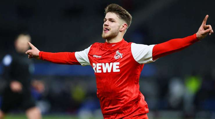 Jan Thielmann (Köln) đối mặt với thủ môn sau một nỗ lực rê bóng lắt léo. Anh giữ cái đầu lạnh băng và bình tĩnh sút tung lưới đối phương!