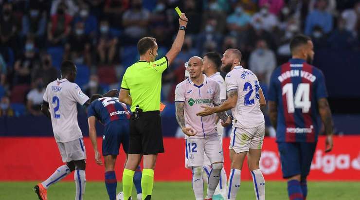 David Timor (Getafe) vừa phải nhận một tấm thẻ vàng chính xác từ trọng tài.