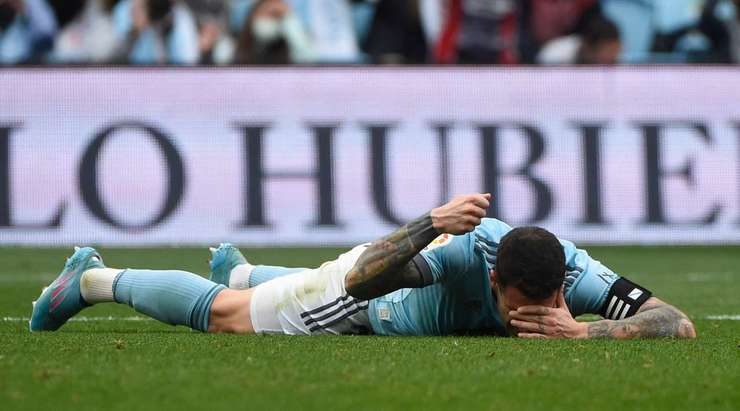 Hugo Mallo (Celta Vigo) suýt nữa ghi bàn với một cú sút trong vòng cấm, nhưng anh ấy dứt điểm chệch cột dọc bên trái.