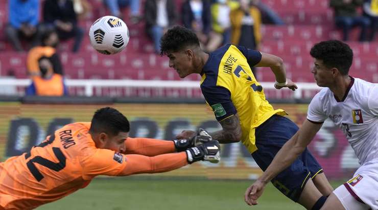 Bóng đã nằm trong lưới! Gonzalo Plata câu bóng vào vòng cấm từ quả đá phạt, nơi Piero Hincapie (Ecuador) thoát khỏi người theo kèm và đánh đầu từ rìa vòng 5m50, đưa bóng thẳng vào giữa khung thành. Tỉ số bây giờ là 1:0.