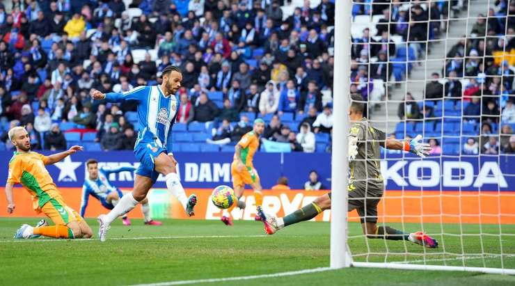 Một cú vô-lê tuyệt vời của Martin Braithwaite (Espanyol)! Cú sút chìm của anh ấy từ bên trong vòng cấm đi thẳng vào ngay giữa khung thành.