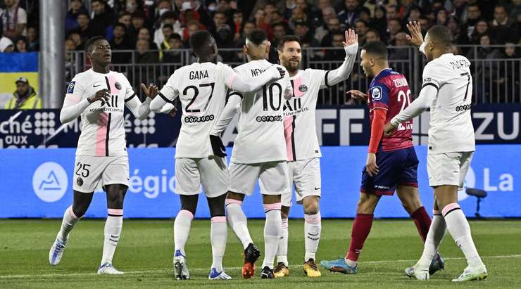 Neymar (Paris SG) đón một đường chuyền trong vòng cấm và sút bóng vào góc trái phía dưới. Thủ môn đã không thể làm được gì.
