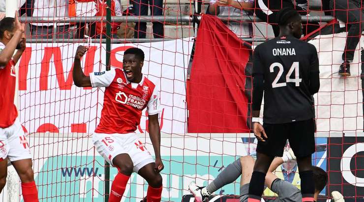 Vào! Bóng bật ra đến Marshall Munetsi (Reims) và anh ấy tung cú sút từ cự li gần. Tỉ số là 1:0.