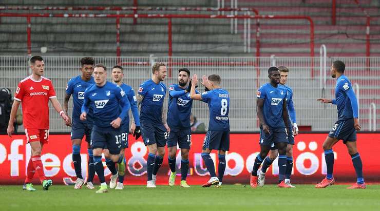 Timo Baumgartl (Union Berlin) nỗ lực đánh đầu phá bóng sau một quả tạt của đối phương vào trong vòng cấm, nhưng thay vì vậy, anh lại vô tình đưa bóng về đốt lưới nhà. Bóng đi sát vào mé trong cột dọc bên trái trong sự bất lực của thủ môn.