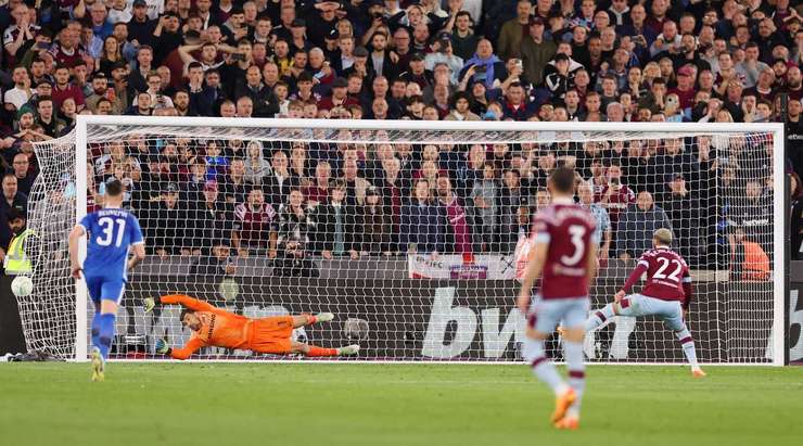 Vào! Mohamed Said Benrahma (West Ham) sút bóng vào góc trái khung thành, vượt qua tầm với của Mathew Ryan dù thủ môn đã đổ người hết cỡ.