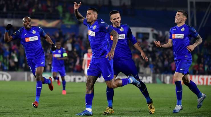VÀO 2:0! Kenedy (Getafe) đi bóng lắt léo vượt qua một vài hậu vệ đối phương trước khi tung cú sút từ rìa vòng cấm. Bóng chạm một cầu thủ khác và đổi hướng đi thẳng vào lưới.