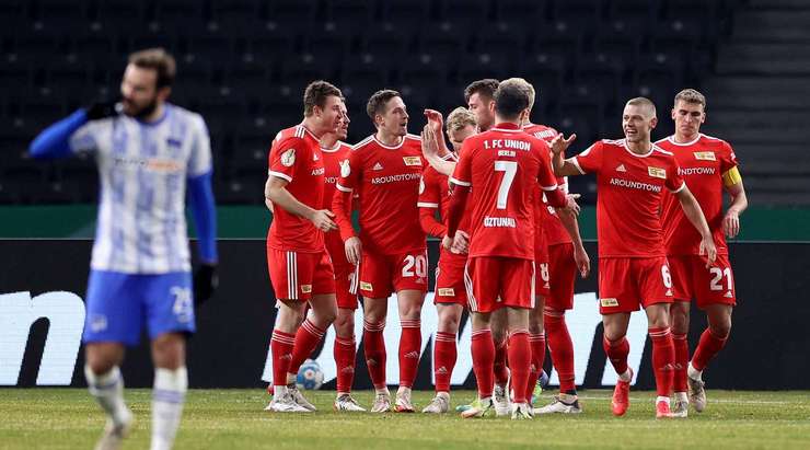 Đây chắc chắn không phải là điều mà Niklas Stark (Hertha Berlin) mong muốn. Nỗ lực ngăn cản một đường chuyền tấn công của đối phương và anh ấy đã đưa bóng về lưới nhà. Tỉ số lúc này là 0:2.