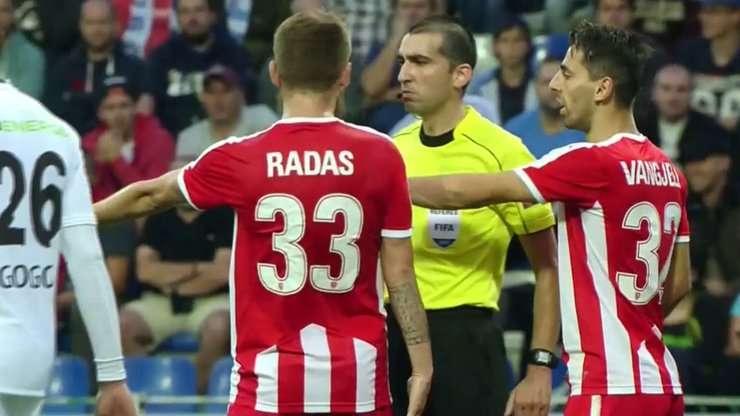 Marko Radas (Skenderbeu Korca) bị phạt một chiếc thẻ vàng vì phạm lỗi.