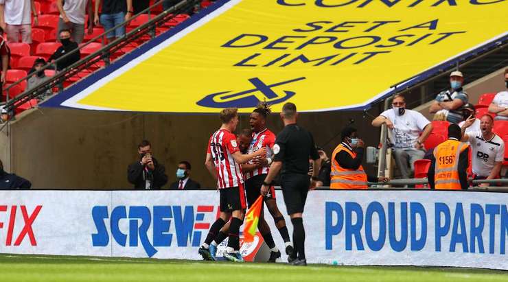 Vào! Ivan Toney (Brentford) sút bóng vào góc thấp bên trái khung thành, vượt qua tầm với của Frederick Woodman dù thủ môn đã đổ người hết cỡ.