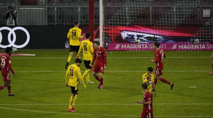 Vào! Robert Lewandowski (Bayern Munich) giành chiến thắng trên chấm phạt đền bằng một cú sút không thể cản phá, vượt qua tầm với của thủ môn Marwin Hitz vào góc thấp bên trái.