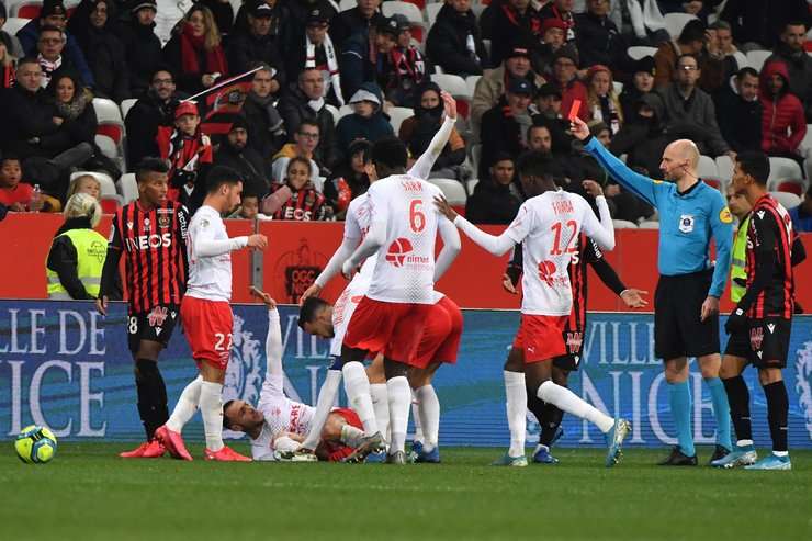 Hichem Boudaoui (Nice) bị phạt thẻ đỏ và đẩy đội của mình vào thế thiếu người.