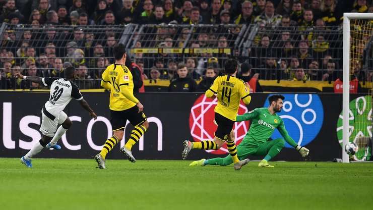 Streli Mamba (Paderborn) có một pha đi bóng độc diễn tuyệt vời và dứt điểm từ trong vòng cấm, đánh bại thủ môn Roman Burki với một cú sút vào góc trái phía dưới. Tỉ số bây giờ là: 0:2.