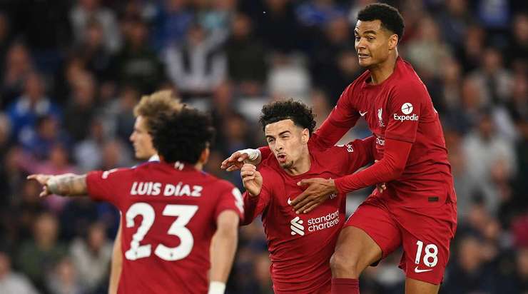 Curtis Jones (Liverpool) chuyển hóa quả tạt sắc bén của đồng đội bằng một cú sút chìm hiểm hóc vào góc thấp bên phải khung thành! Một pha dứt điểm xuất sắc!