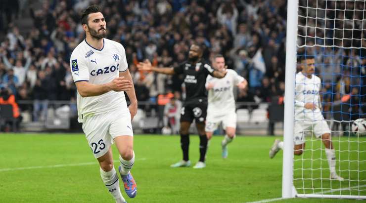 Cengiz Under thực hiện một quả tạt bổng đẹp mắt vào vòng cấm, nơi Sead Kolasinac (Marseille) bật cao đánh đầu vào ngay giữa khung thành, đánh bại thủ môn. Tỉ số được nâng lên 1:1.