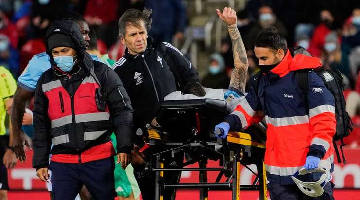 Trận đấu bị gián đoạn. Santi Mina (Celta Vigo) đang đau đớn nằm sân sau một tình huống va chạm kinh hoàng!