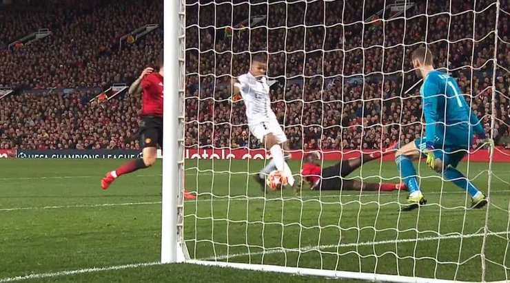 Nó đã đi vào lưới! Angel Di Maria là người cung cấp khi anh ấy chuyền bóng đến Kylian Mbappe (Paris SG) người dễ dàng đánh đầu lái bóng từ cự li gần. Tỉ số à 0:2.