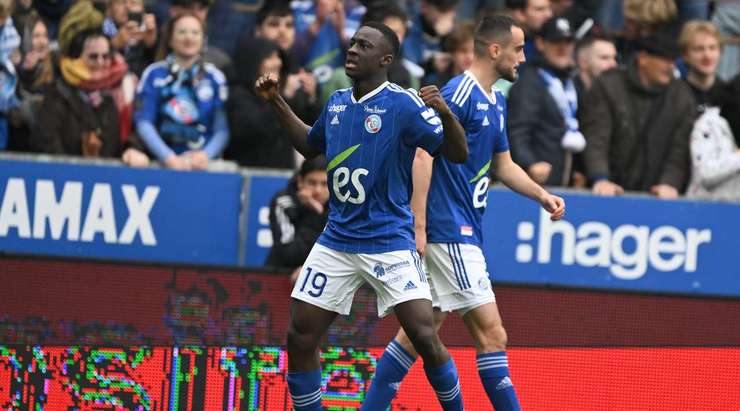 Vào! Habib Diarra (Strasbourg) sút bóng bật ra vào góc phải phía dưới sau khi bóng đến chỗ anh ấy trong vòng cấm. Tỉ số là 2:0.